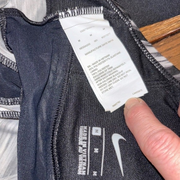 Nike Women's Blur V-Neck Tankini Size M Support Swim /Athletic Top Black White - Picture 6 of 12